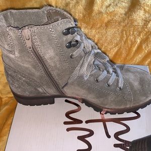 New without tags: Crown Vintage Womens Otter Taupe Combat Boots Size 8.5